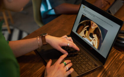 Frau arbeitet am Laptop
