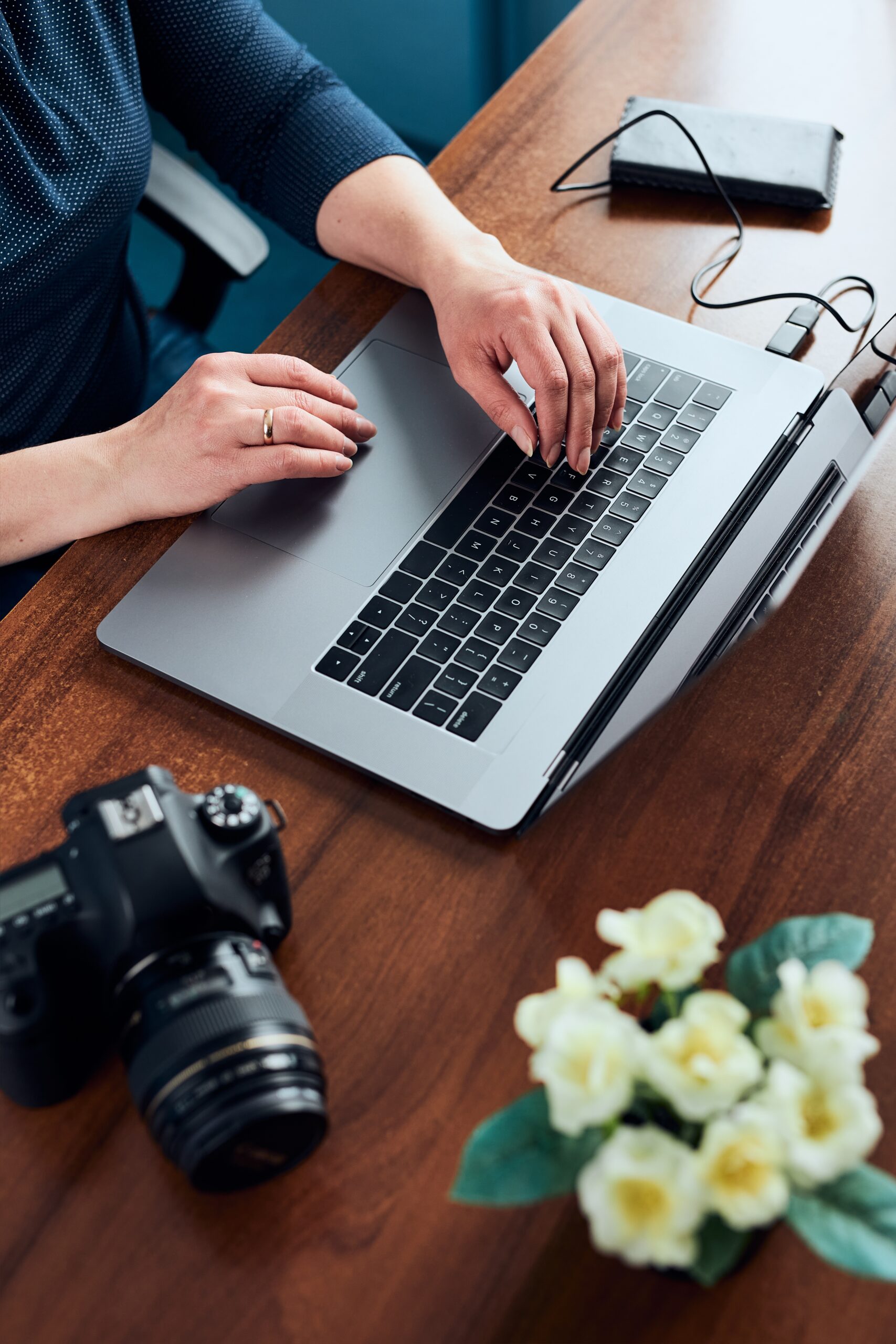 Frau arbeitet am Laptop